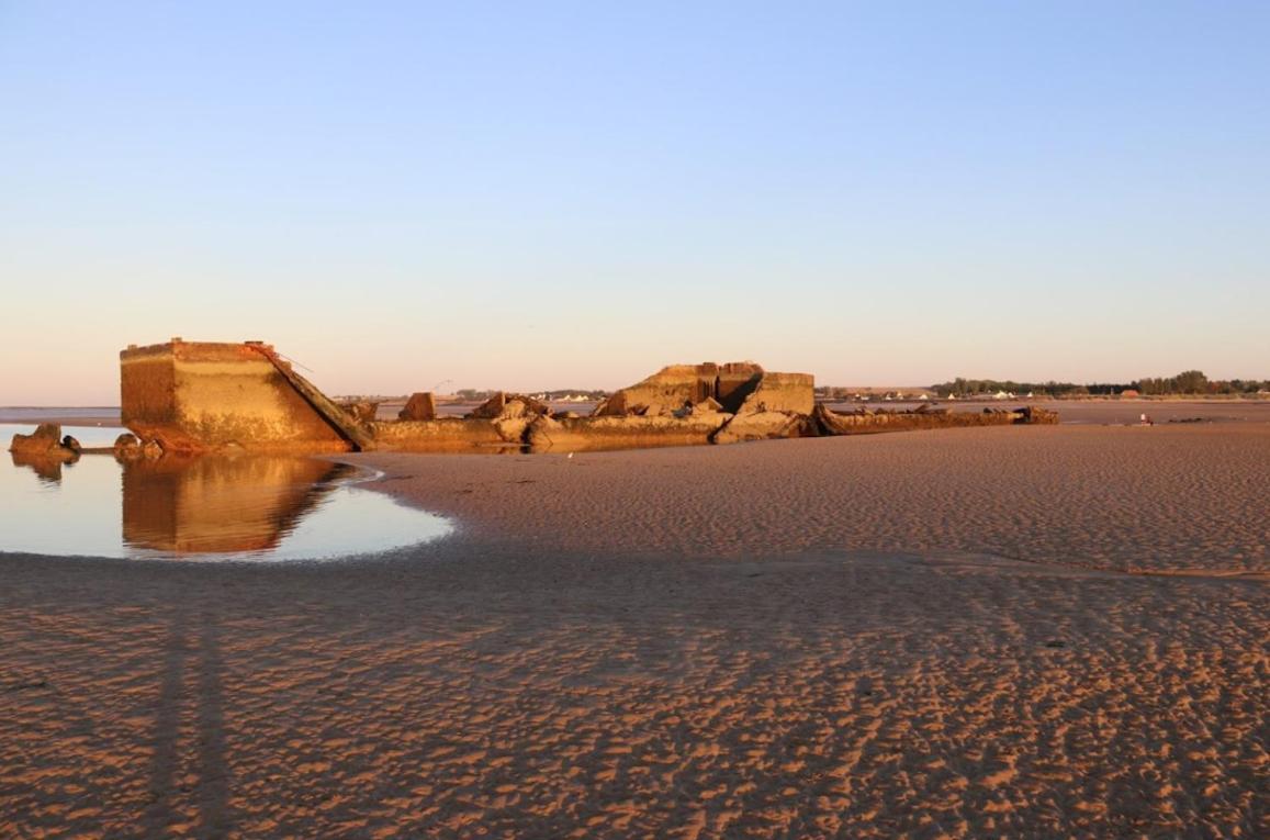 Gites "Plage" Ou "Pieds Dans L'Eau" En Front De Mer A Asnelles , 3Km D'Arromanches, 10Km De Bayeux Buitenkant foto