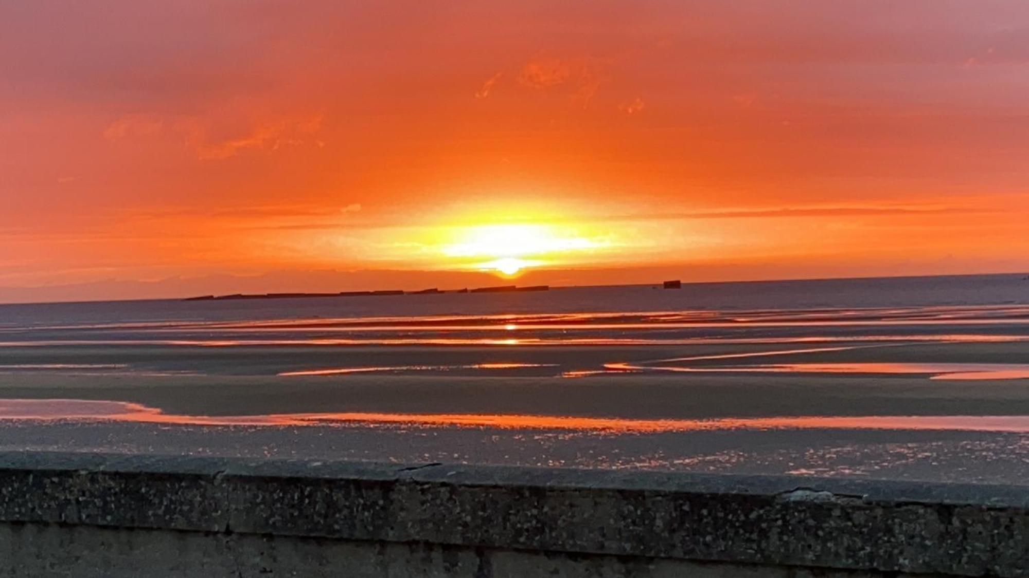 Gites "Plage" Ou "Pieds Dans L'Eau" En Front De Mer A Asnelles , 3Km D'Arromanches, 10Km De Bayeux Buitenkant foto